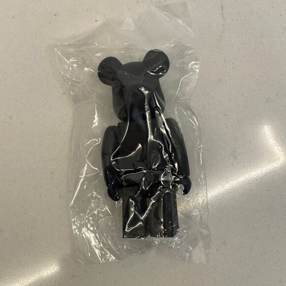 Bearbrick 100% Basic B Black Figure Series 47 Medicom Toy New Sealed Collectible - Picture 2 of 3